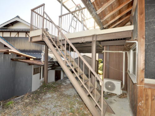 ▲バルコニーへの階段