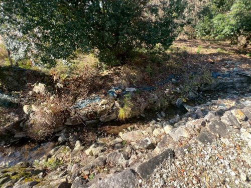 ▲目の前には小川が流れています