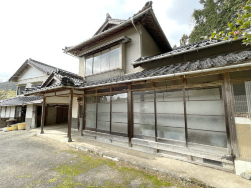 島根県出雲市 約321坪の地続きの畑つき日本家屋！5DK+離れと物置あり、駐車スペースも豊富です♪